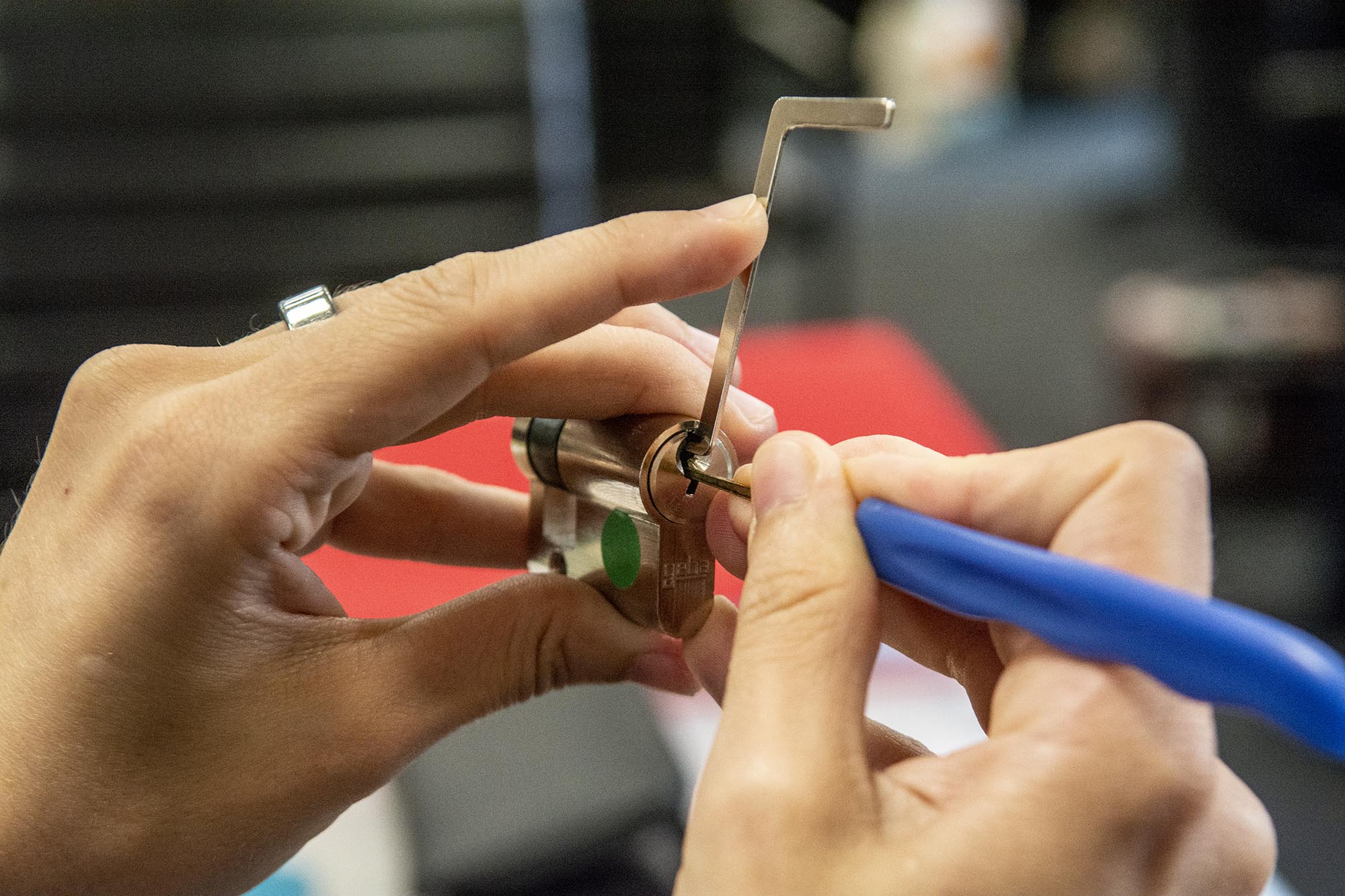 Proberen een slot te lockpicken