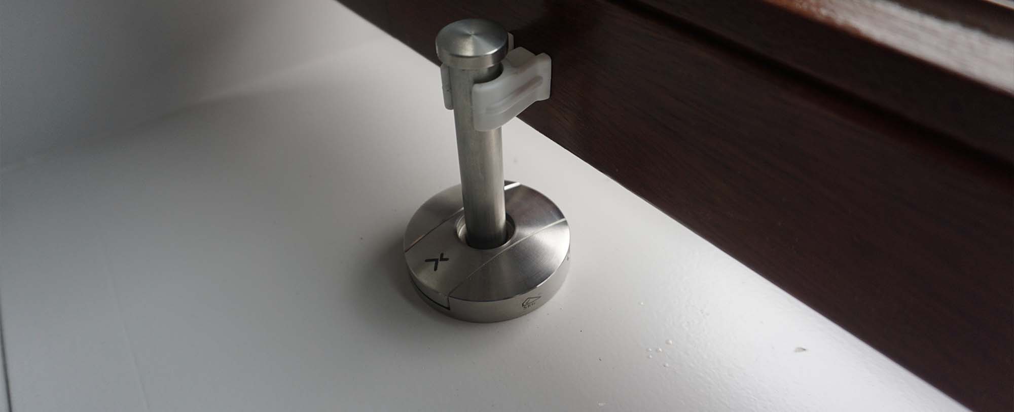 Exceptor geinstalleerd op vensterbank