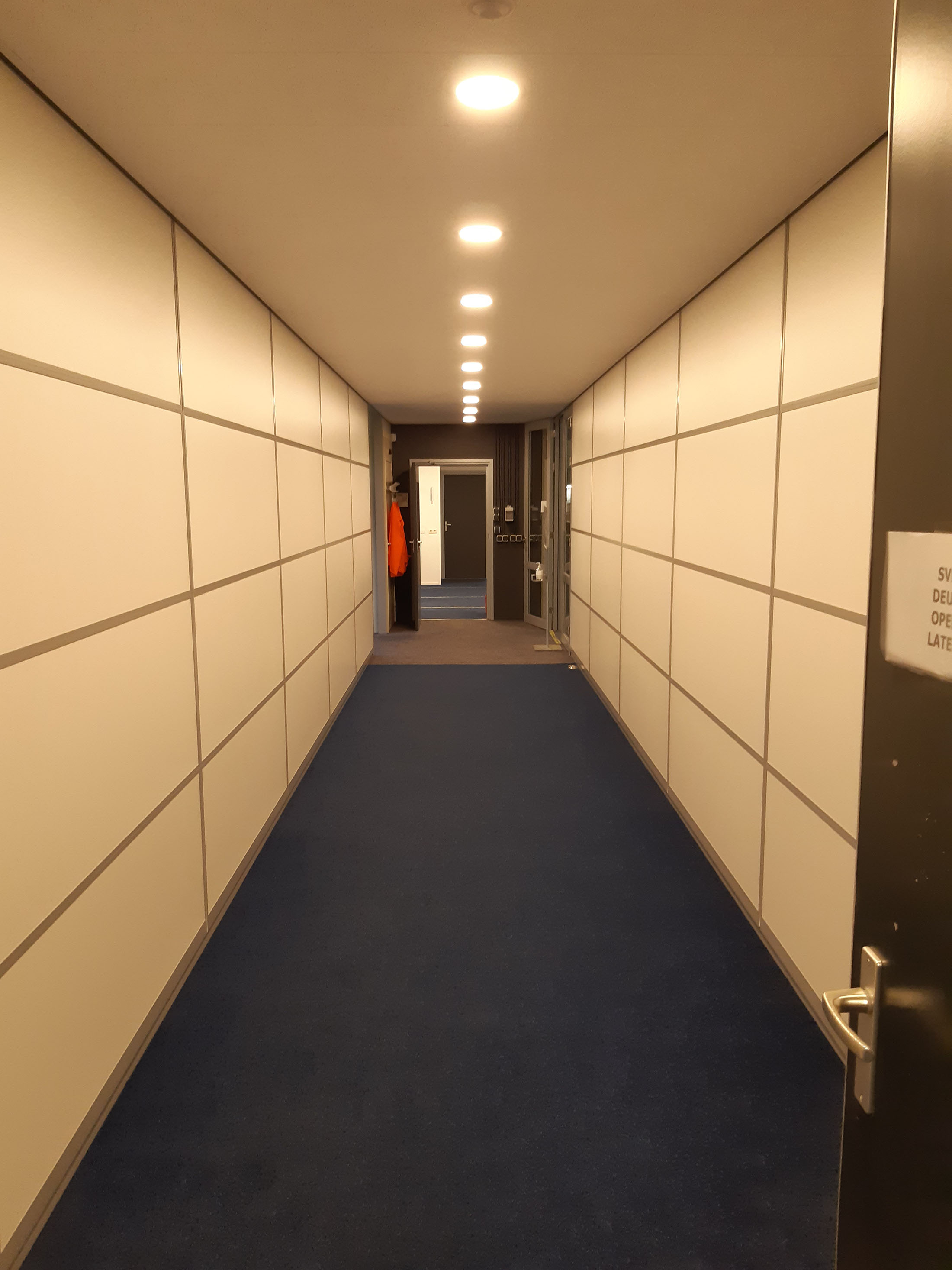 Verbouwde gang rondom magazijn