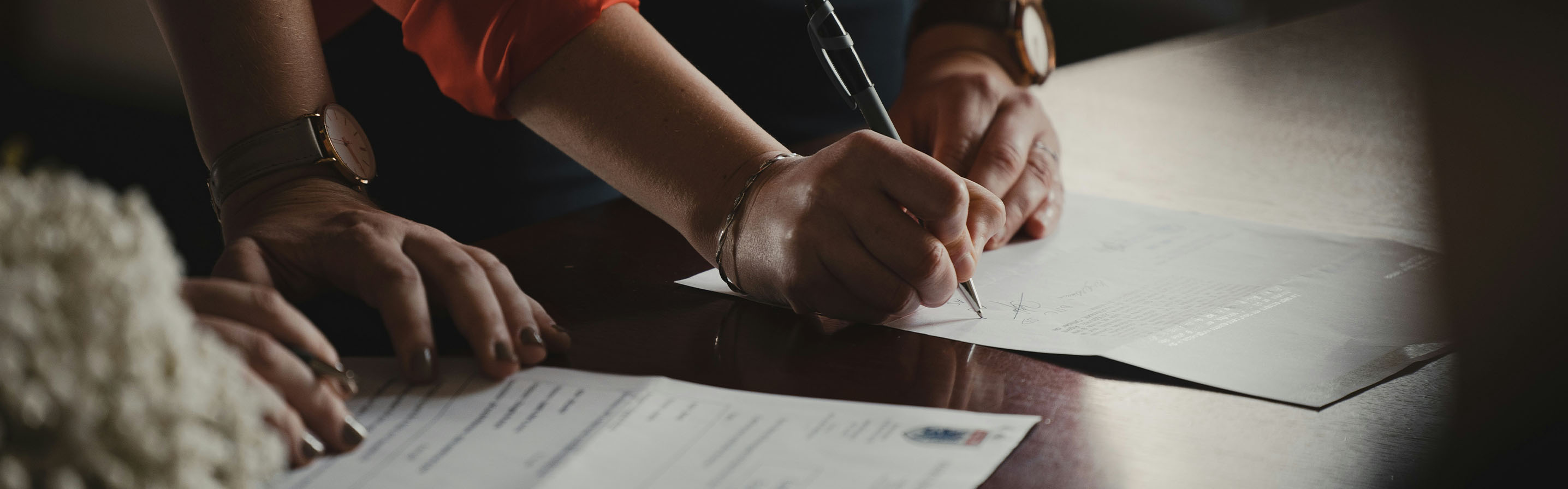 Handtekening op papier zetten