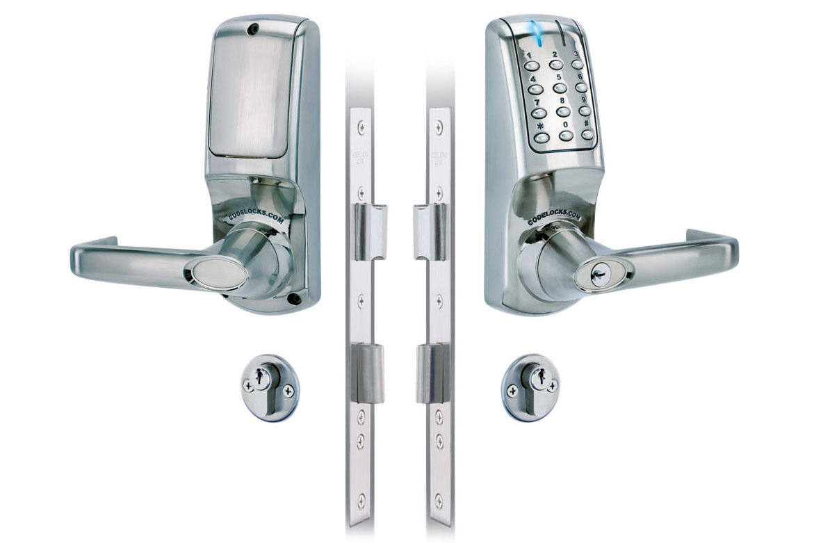 0163.417.7025 Elektronisch codeslot / " Heavy duty " / krukbediening / met insteek slot dubbele cilinder meegeleverd / "vrije toegang" Mogelijkheid / maximaal 80 gebruikerscodes / maximaal 10 eenmalige gebruikerscodes / meer dan 200.000 operaties / links & rechts  / PVD weerbestendig  / sleutel "override"  / toepasbaar op alle DIN (hoofd)-sloten / vandalismebestendig / deurdikte 35mm - 60mm / geschikt voor binnen en buiten / zamac, geborsteld staal, RVS toetsen