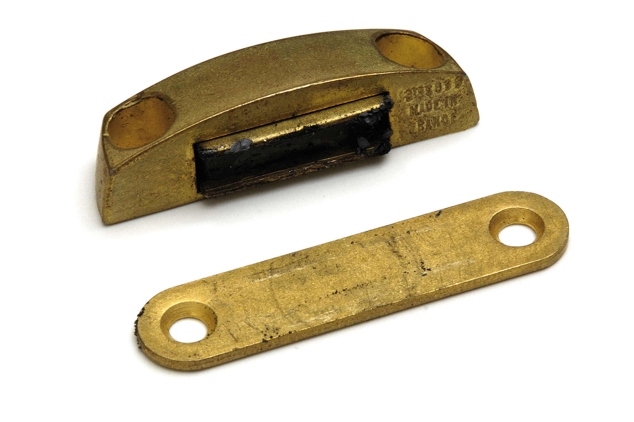 0414.900.4001 Magneetsnapper "Neptune" / type 5403 / opschroevend / 4 kg / zamac, mat vermessingd